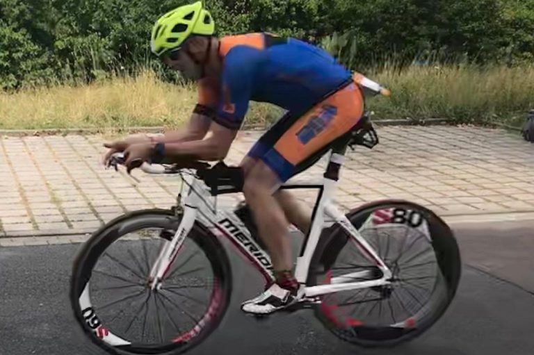 Triathlon Mann fährt Fahrrad